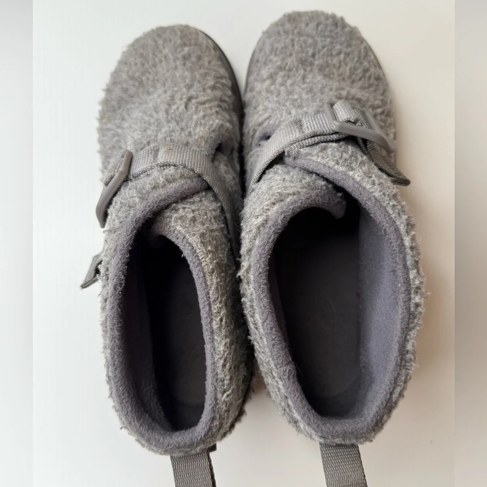 Chaco Kids Ramble Fluff Slippers Gray Size 5.5 Casual Loungewear Cozy Cabincore